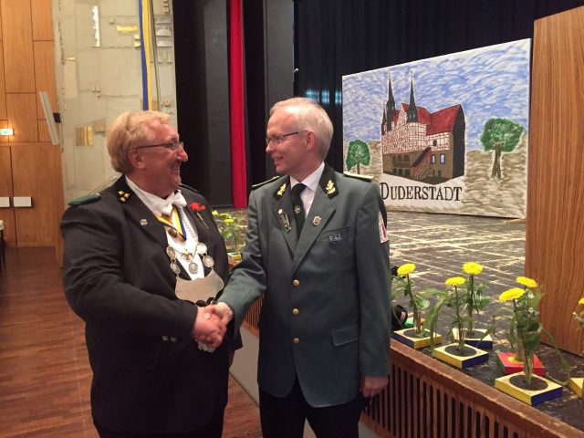 Prof. Ludwig v. Theuvsen mit dem Schtzenhauptmann Hans Georg Kracht